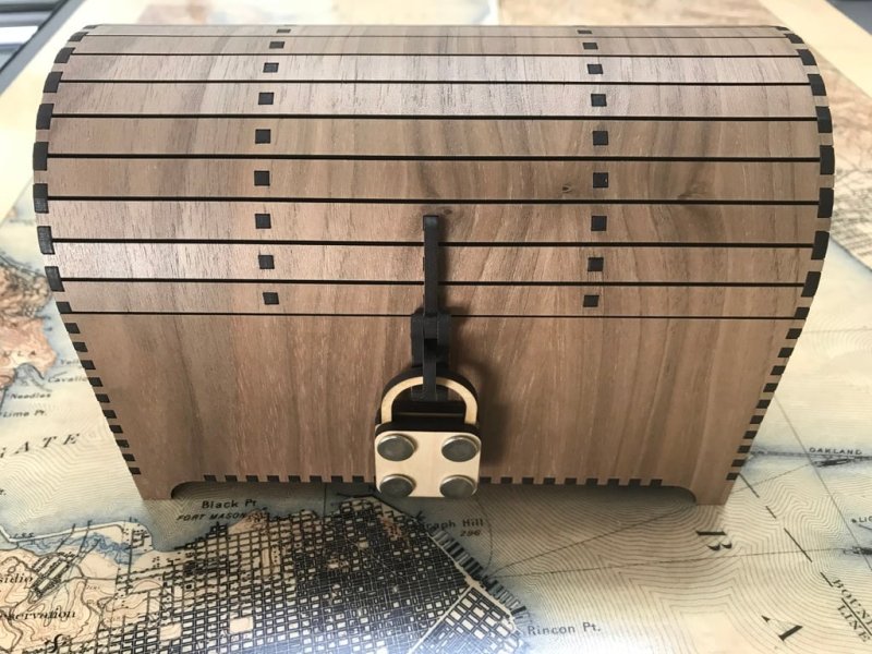 Laser Cut Treasure Chest with Hasp and Dummy Padlock for Glowforge Free Vector Download - 3axis.co - 3D model önizlemesi